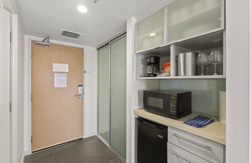 Ala Moana Apartment | Remodeled Ala Moana Studio | Pool + Ocean Views