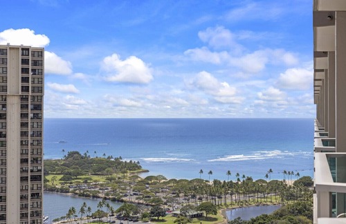 Ala Moana Apartment | Remodeled Ala Moana Studio | Pool + Ocean Views