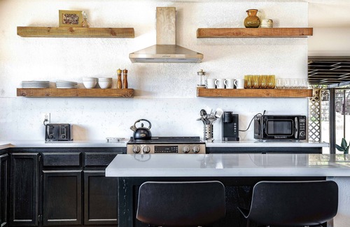 Yucca Valley House | Remodeled and intimate desert home - quiet relaxation and 10 Min. to Pappy's!