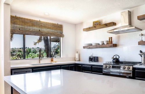 Yucca Valley House | Remodeled and intimate desert home - quiet relaxation and 10 Min. to Pappy's!