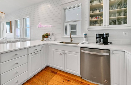 Delos House | Remodeled Beachfront😎 Frangista Delos⛱️⛱️Heated Splash🐠Pool Elevator🐬Beach Serv