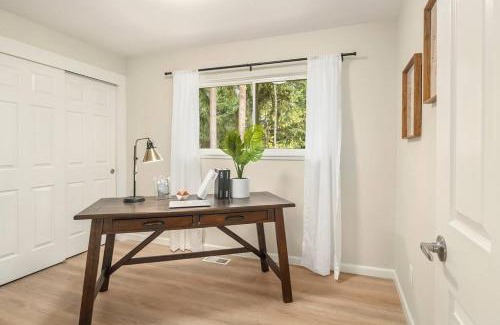 Lake Hills House | Remodeled Bellevue Family home w AC close to everything