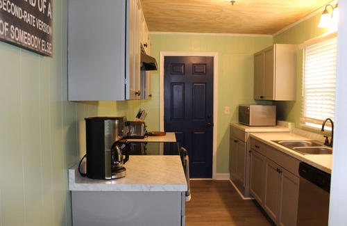 Manteo House | Remodeled Bungalow minutes from historic waterfront downtown Manteo