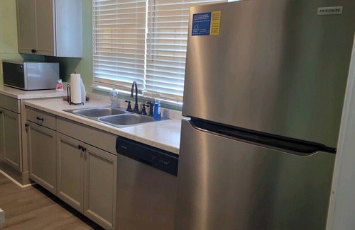 Manteo House | Remodeled Bungalow minutes from historic waterfront downtown Manteo