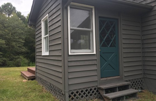 Elberton House | Remodeled cabin - minutes from boat ramps & lake fishing!