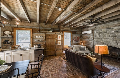 Hendersonville Cabin | Remodeled Cabin, with creek, super close to Nashville