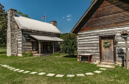Hendersonville Cabin | Remodeled Cabin, with creek, super close to Nashville
