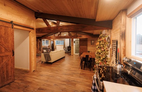 Randle House | Remodeled cabin w/Hot Tub, Bunk house on 2 acres!