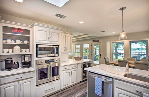 Log Cabin House | Remodeled Cedar Creek Lake Retreat w/Fire Pit!