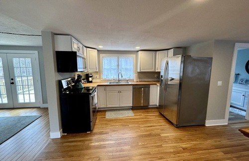 Old Mystic House | Remodeled Charming Cape. 5 mins from Olde Mistick Village, Seaport, and downtown