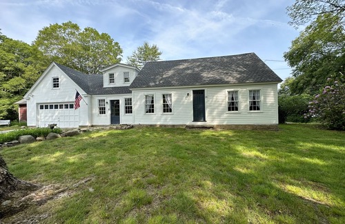 Old Mystic House | Remodeled Charming Cape. 5 mins from Olde Mistick Village, Seaport, and downtown