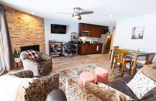 Bartlett Condo | Remodeled Condo| Mins to attractions| Nordic Village Amenities