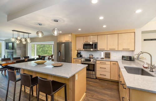 Keystone Condo | Remodeled Condo w/Stunning Corner Views of Snake River, Pool & Hot Tub Access