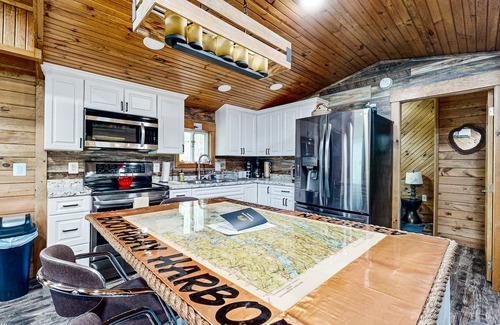 West Boothbay Harbor House | Remodeled Cottage with AC, Private W/D, Full Kitchen, and High-Speed WiFi