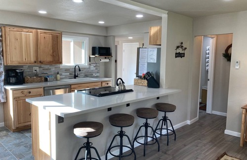 Three Rivers Cottage | Remodeled Cottage/Shared Pool/Walk to Town