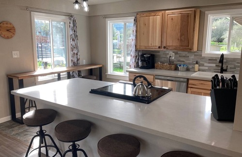 Three Rivers Cottage | Remodeled Cottage/Shared Pool/Walk to Town
