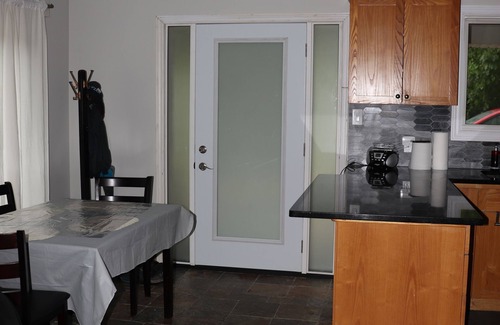 Meaford Cottage | Remodeled cozy cottage, super close to lake (Dog-Friendly!)