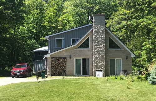 Meaford Cottage | Remodeled cozy cottage, super close to lake (Dog-Friendly!)