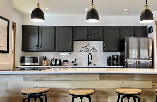 Historic District Condo | REMODELED Cozy Mountain Modern Ski-in 1 block to Heart of BreckenridgenHot Tubs