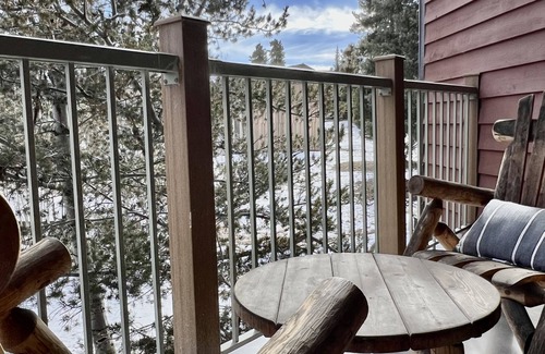 Historic District Condo | REMODELED Cozy Mountain Modern Ski-in 1 block to Heart of BreckenridgenHot Tubs