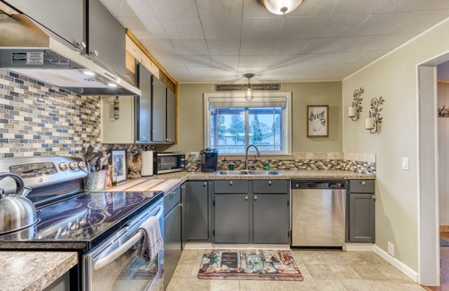 Coburg House | Remodeled, dog-friendly Willamette Valley home with large fenced yard