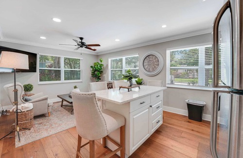 Sunshine Park Apartment | Remodeled Downtown Apartment #1