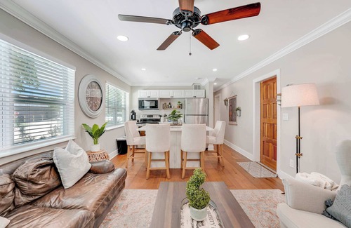 Sunshine Park Apartment | Remodeled Downtown Apartment #1