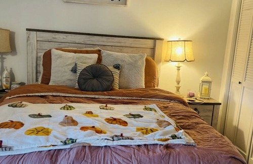Alexandria House | Remodeled duplex with fireplace and patio