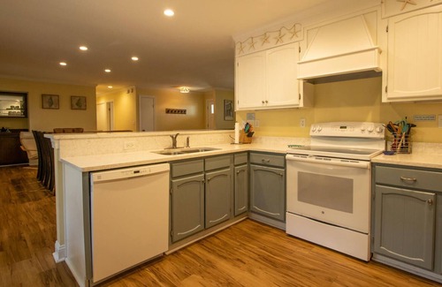 Saint Helena Island Cottage | Remodeled Family Cottage w/ Quiet Backyard, Amazing Sunroom, & WiFi