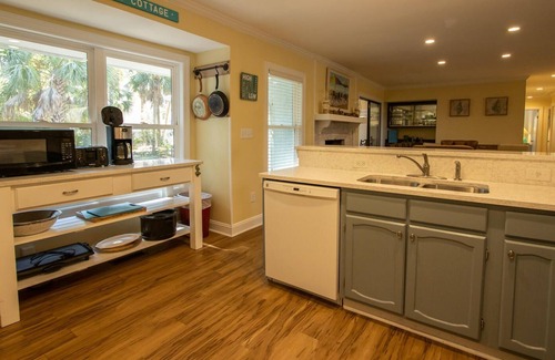 Saint Helena Island Cottage | Remodeled Family Cottage w/ Quiet Backyard, Amazing Sunroom, & WiFi