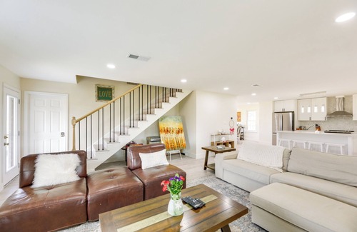Coupland House | Remodeled Farmhouse on 18 Acres: 8 Mi to Elgin!
