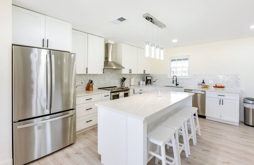 Coupland House | Remodeled Farmhouse on 18 Acres: 8 Mi to Elgin!