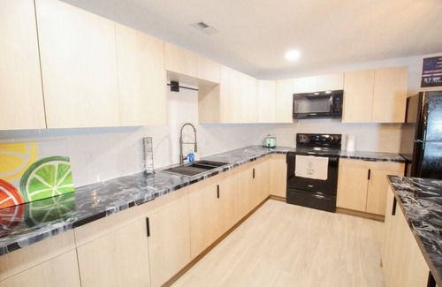 Cedar Falls House | Remodeled flat; Central location in Waterloo! 10 minutes to Allen & Mercy one!