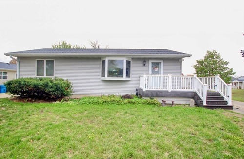 Cedar Falls House | Remodeled flat; Central location in Waterloo! 10 minutes to Allen & Mercy one!