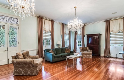 New Iberia House | Remodeled Historic Acadian 5 BR home steps from Downtown New Iberia