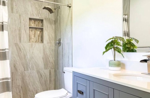 Milton House | Remodeled historical cottage w/firepit, super close to great beaches.