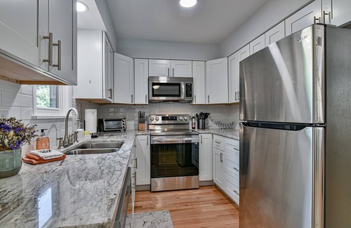 Weaverville House | Remodeled Home 10 min to Downtown Asheville/Weaverville/Fireplace/Gas Fire Pit