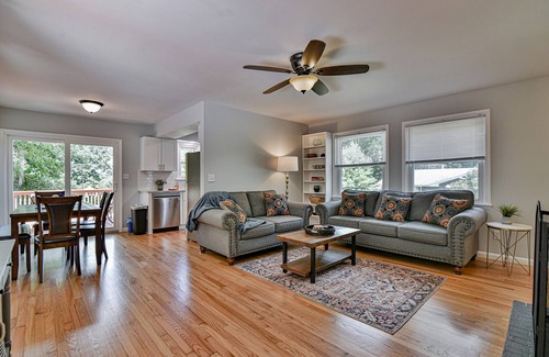 Weaverville House | Remodeled Home 10 min to Downtown Asheville/Weaverville/Fireplace/Gas Fire Pit