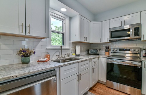 Weaverville House | Remodeled Home 10 min to Downtown Asheville/Weaverville/Fireplace/Gas Fire Pit