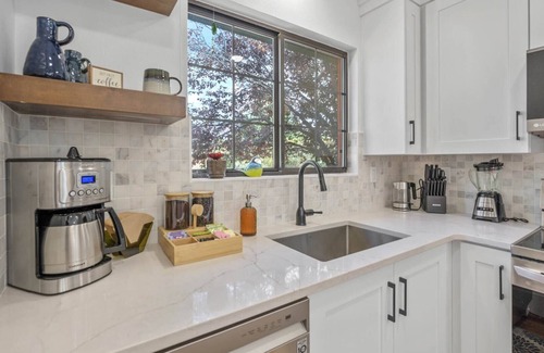 Kanab House | Remodeled home in Kanab, Utah! Close to Zion National Park and Bryce Canyon. Pri