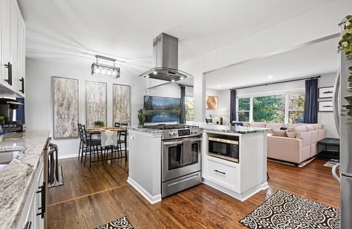 Minnetonka House | REMODELED Home, KING Beds, FAST WiFi