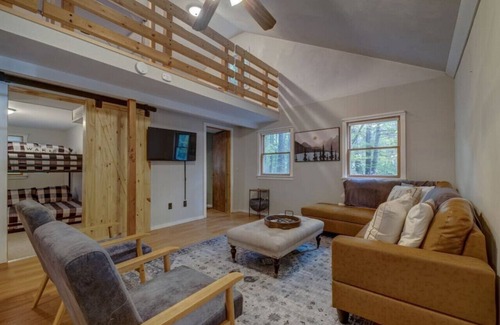 Chocorua Cabin | Remodeled Home|Minutes to White Lake|Dog-Friendly!