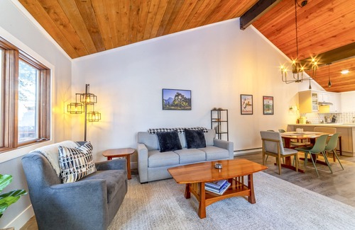 Mammoth Lakes House | Remodeled home near Eagle Lodge – Jacuzzi, Wi-Fi, Parking