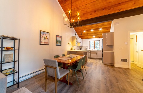 Mammoth Lakes House | Remodeled home near Eagle Lodge – Jacuzzi, Wi-Fi, Parking