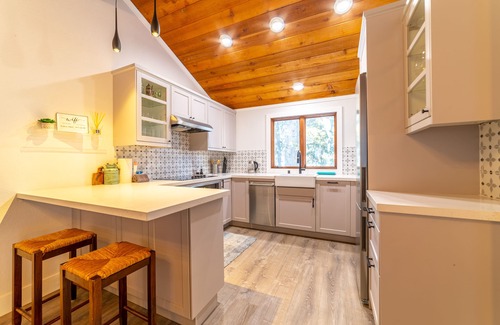 Mammoth Lakes House | Remodeled home near Eagle Lodge – Jacuzzi, Wi-Fi, Parking