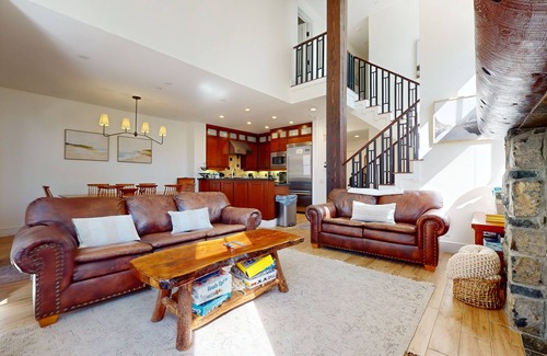 Mammoth Lakes House | Remodeled Home, Private Hot Tub & Garage, Steps to Slopes & Eagle Lodge