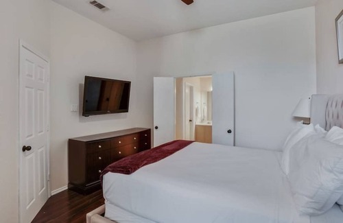 Garland House | Remodeled Home to entertain entire family with 4 Bedroom and 3 Bathroom.