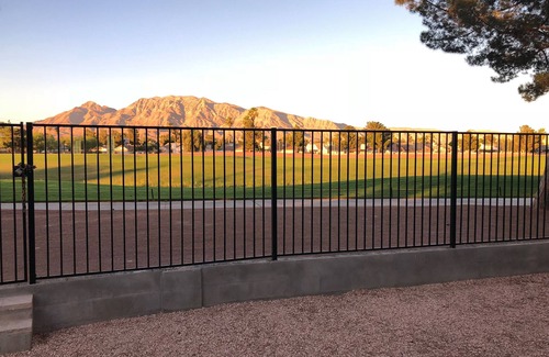 Sunrise Manor House | Remodeled House 10 guests In front of Golf Course