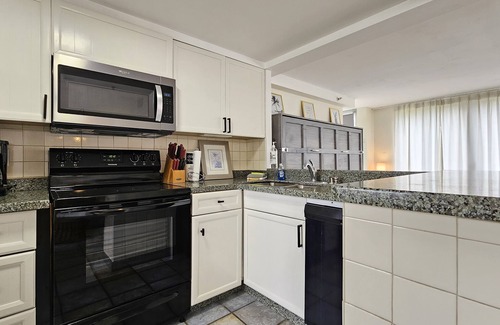 Diamond Head - Kapahulu - St. Louis Apartment | Remodeled in 2022, Diamond Head 2 Bedroom Oceanfront condo