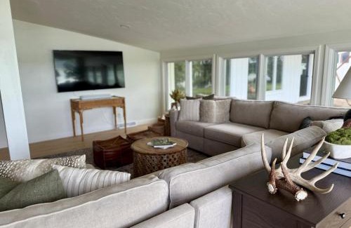 Green Lake House | Remodeled Lake Retreat Putting Green, Game RoomBar